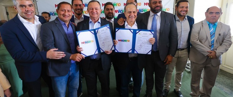 Governador e secretário exibem Ordens de Serviço para obras na Estrada da Raposa e no retorno do Olho d'Água