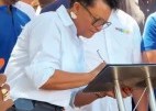 Secretária adjunta de Manutenção Rodoviária da Sinfra, Raimunda Santos Oliveira, assina Ordem de Serviço para início das obras de pavimentação da Estrada do Leite, em Bacabal
