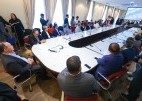 Reunião no Palácio dos Leões para assinatura das Ordens de Serviço para obras na Estrada da Raposa e no retorno do Olho d'Água_Sinfra